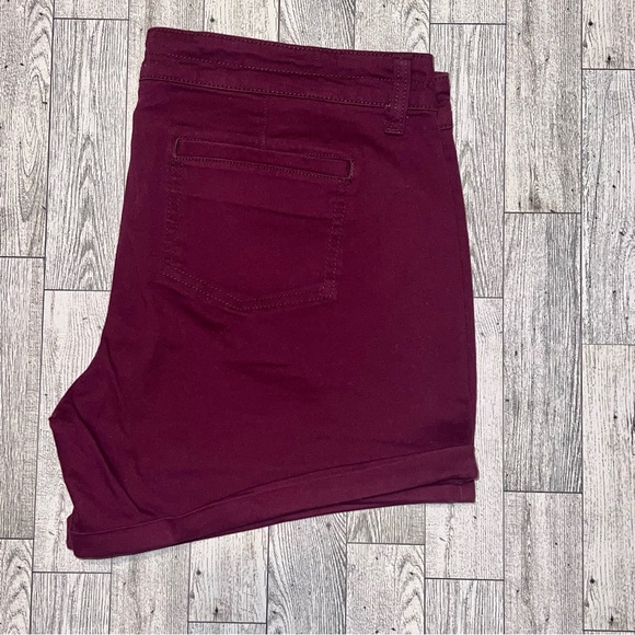 SO Brand Cuffed Mid Rise Lightweight Maroon Stretch Midi Shorts NWOT - Picture 4 of 4
